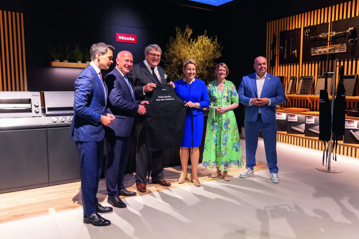 The future is within reach: (from left) Christoph Ploß, Kai Wegner, Dr. Reinhard Zinkann (Miele),
Franziska Giffey, Dr. Sara Warneke and Leif Lindner on a press tour of IFA