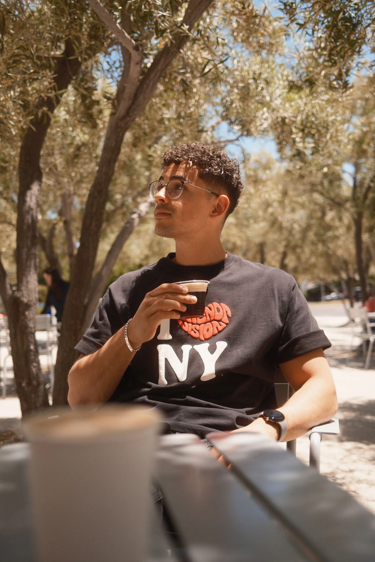 ILIAS_BSD is focused on gaming hardware, smart setups and visual staging of high-tech in everyday life. 
