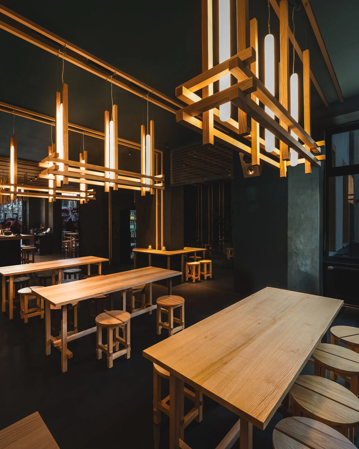 Rei is reshaping Kreuzberg nights with Japanese-inspired comfort food, bold cocktails and a carefully curated sake list. Behind its graffiti-clad façade, karaage chicken, gyoza, and vegan bites meet DJs and live sessions – making late-night dining a full-sensory escape.
Rei Bar, Reichenberger Str. 36,
10999 Berlin–Kreuzberg
@reibar.berlin